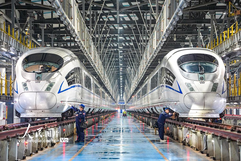 河南郑州：检修动车保障“双节”运输安全